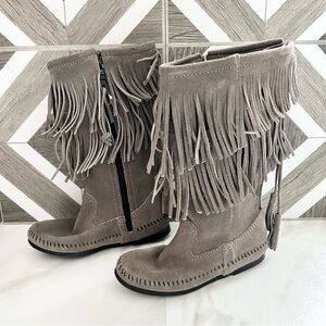 Minnetonka moccasin gray fringe boots size 5